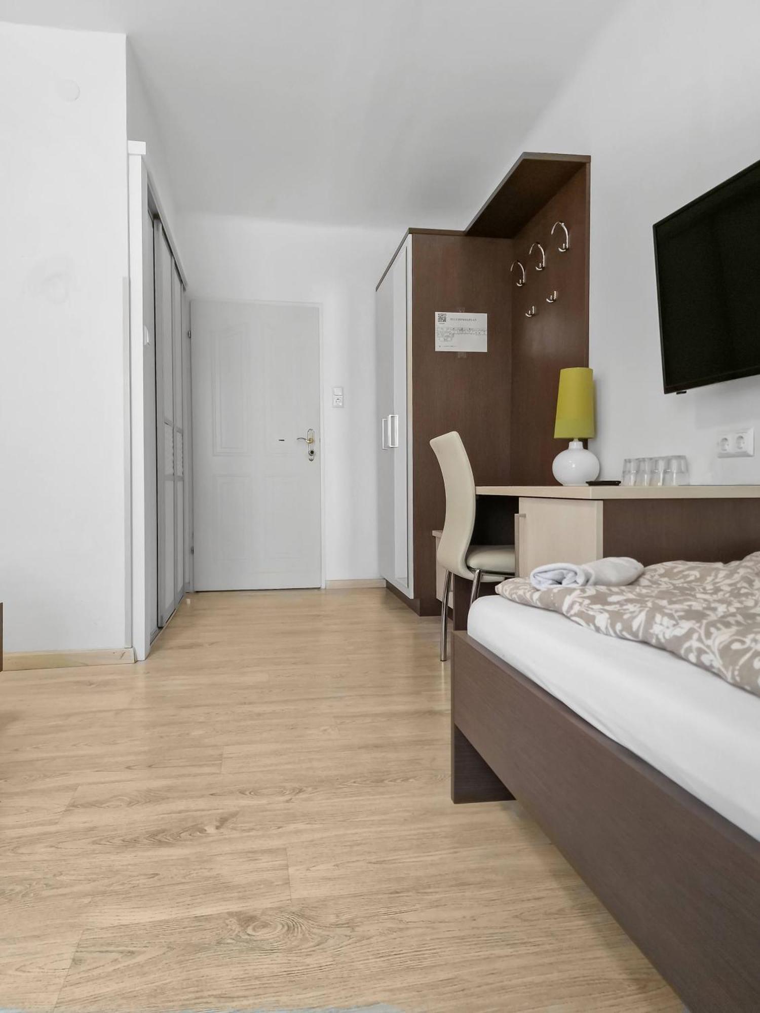 Josef Wolfik Strasse 10 Apartment Stockerau Zimmer foto